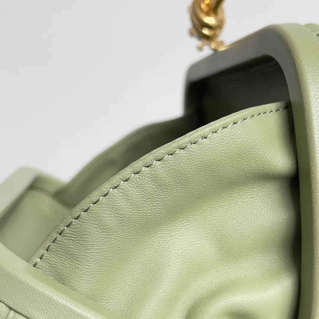 Batch 1860 BV Knot | The classic return of the evening bag. Original leather ➕ Stainless steel hardware ➕ 24k real gold plating ➕ Fully handmade. Those who know the history of our brand should have heard that the knot is a story of Bottega Veneta, and it is also one of the more important design elements. Matthieu Blazy's work this season sublimates Knot's classics, with a new knot design and a woven shoulder strap, plus Fouland Intreccio's weaving technology, adding some fashion to the retro and nostalgic feel of the past. Style number: 717622 Size: 20.5*6*12.5